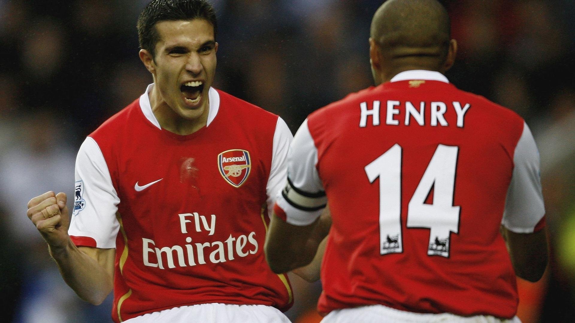 球队建设是否应考虑社区影响力指标，足球队建设